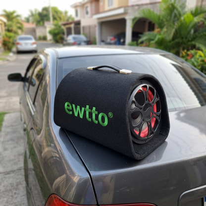 Bocina portátil EWTTO sobre el baúl de un carro